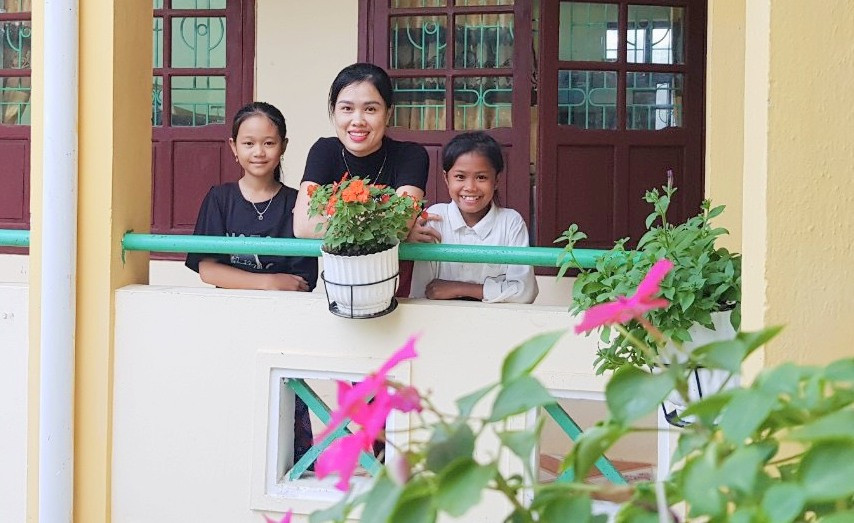 Những bông hoa rực rỡ ở ngôi trường vùng khó Lâm Thủy.