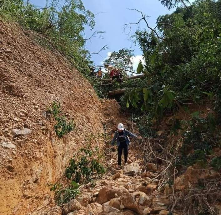 Con đường vào bản gập ghềnh mỗi mùa mưa bão.