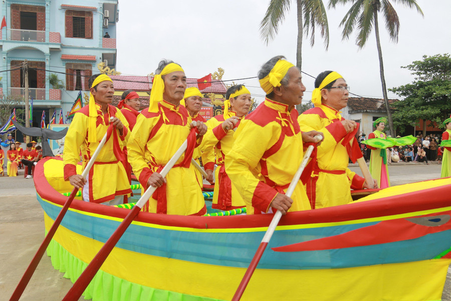 Người dân làng biển biểu diễn chèo cạn.