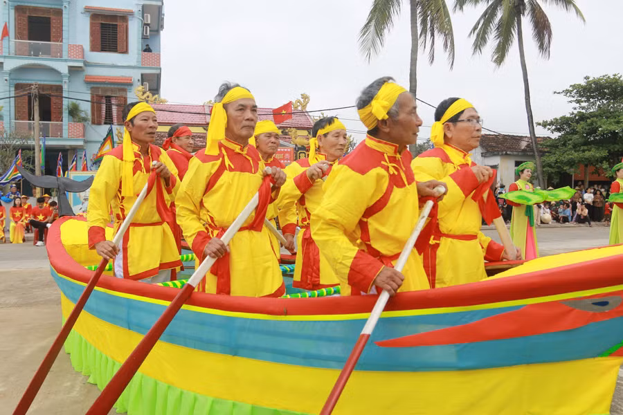 Người dân làng biển biểu diễn chèo cạn.