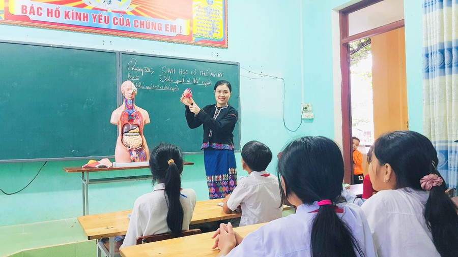 Mỗi lần lên lớp, lòng cô Thanh luôn tràn đầy nhiệt huyết khi được thắp sáng ước mơ cho học sinh.