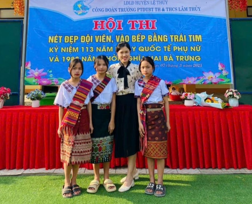 Cô Thanh cùng những học sinh Vân Kiều mà cô hết mực thương yêu.