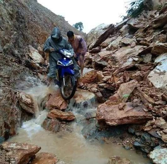 Những khó khăn không ngăn được bước chân của các thầy cô giáo đến với học sinh.