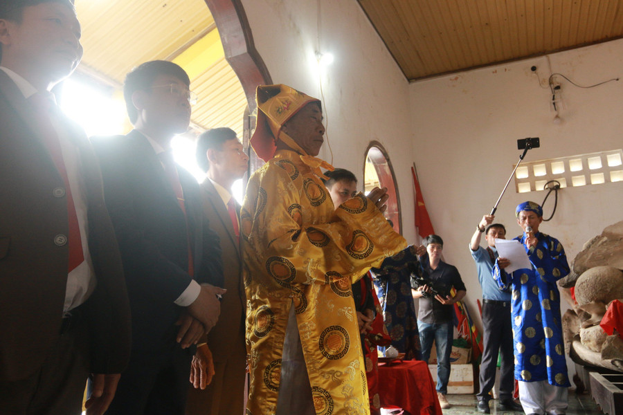 Các vị cao niên của làng thực hiện nghi lễ tại miếu Linh Ngư.