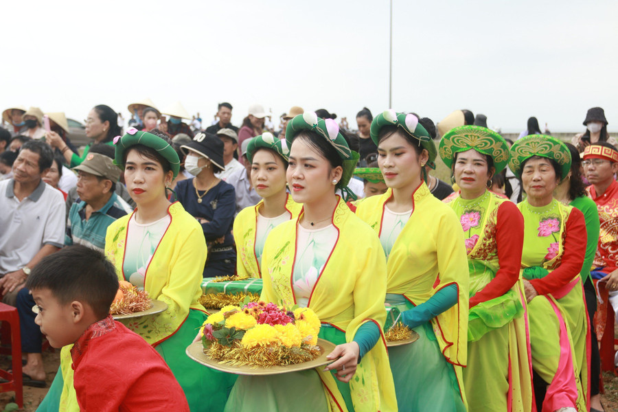 Hát dân ca làng biển Cảnh Dương và Múa bông chèo cạn.