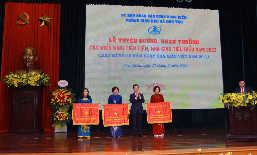 Bí thư Quận ủy, Chủ tịch HĐND quận Hoàn Kiếm Vũ Đăng Định trao cờ thi đua của Chính phủ cho trường THCS Ngô Sĩ Liên và trao cờ thi đua của Thành phố cho 2 tập thể.