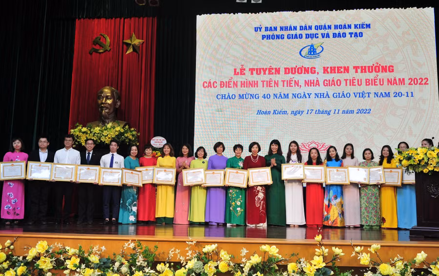 Trưởng Ban Tuyên giáo Quận ủy Trương Thị Thanh Nhàn và Trưởng Ban Dân vận Quận ủy Phạm Thị Thu Thủy trao bằng khen của Thành phố cho 20 cá nhân.