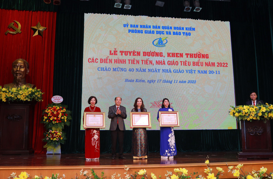 Đồng chí Lê Văn Vũ, Vụ trưởng Vụ 1, Ban Thi đua - Khen thưởng Trung ương trao Huân chương lao động hạng Nhì cho Trường TH Trưng Vương; trao Huân chương lao động hạng Ba cho Trường TH Thăng Long và Hiệu trưởng Trường TH Tràng An.