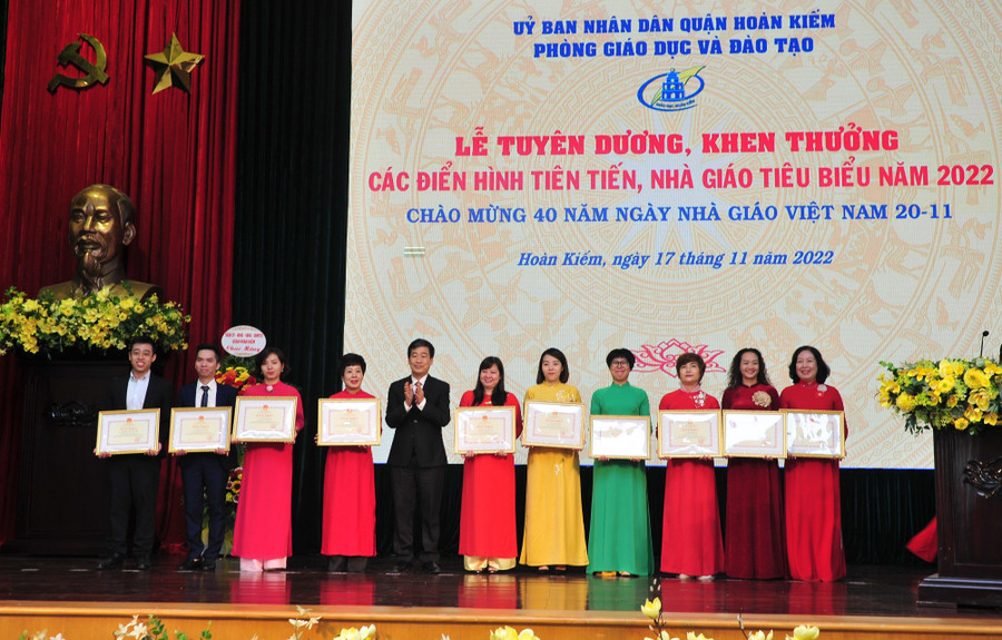 Phó Chủ tịch UBND quận Hoàn Kiếm Nguyễn Quốc Hoàn trao bằng khen của Bộ GD&amp;ĐT cho 10 cá nhân.