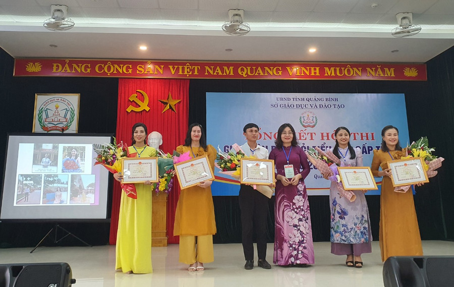 Ban tổ chức trao giấy chứng nhận cho 5 giáo viên đạt giải Nhất Ban tổ chức trao giấy chứng nhận cho 5 giáo viên đạt giải Nhất