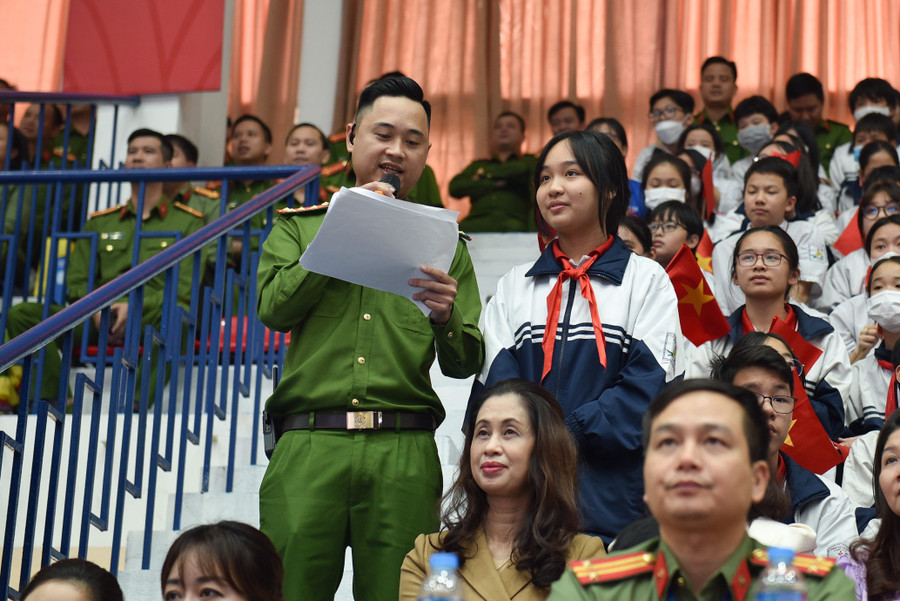 Buổi "Tọa đàm phòng chống vi phạm pháp luật của học sinh trên địa bàn quận" với sự tham gia của Đại diện Ban Giám hiệu hơn 40 trường học, 78 giáo viên chủ nhiệm và cán bộ quản lý học sinh, 102 em học sinh, 68 cán bộ lớp, 34 em học sinh từng vi phạm kỷ luật bị xử lý và các bậc phụ huynh. Buổi "Tọa đàm phòng chống vi phạm pháp luật của học sinh trên địa bàn quận" với sự tham gia của Đại diện Ban Giám hiệu hơn 40 trường học, 78 giáo viên chủ nhiệm và cán bộ quản lý học sinh, 102 em học sinh, 68 cán bộ lớp, 34 em học sinh từng vi phạm kỷ luật bị xử lý và các bậc phụ huynh.