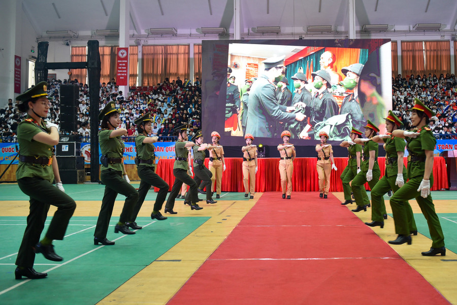 Màn biểu diễn chào mừng của nữ CSGT CA quận Hà Đông. Màn biểu diễn chào mừng của nữ CSGT CA quận Hà Đông.