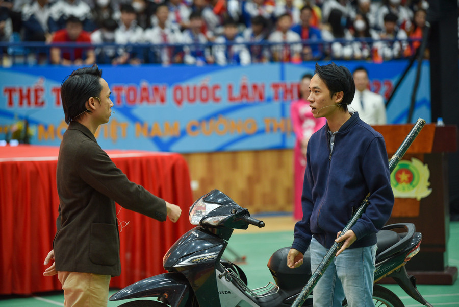 Không chỉ thu hút được các bạn học sinh bởi những câu hỏi tìm hiểu về pháp luật, mà trong cuộc thi còn có những tình huống do những người được các bạn trẻ nhất là các bạn học sinh rất yêu thích đưa ra. Không chỉ thu hút được các bạn học sinh bởi những câu hỏi tìm hiểu về pháp luật, mà trong cuộc thi còn có những tình huống do những người được các bạn trẻ nhất là các bạn học sinh rất yêu thích đưa ra.