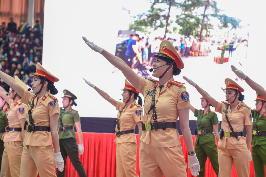 Màn biểu diễn chào mừng của nữ CSGT CA quận Hà Đông. Màn biểu diễn chào mừng của nữ CSGT CA quận Hà Đông.
