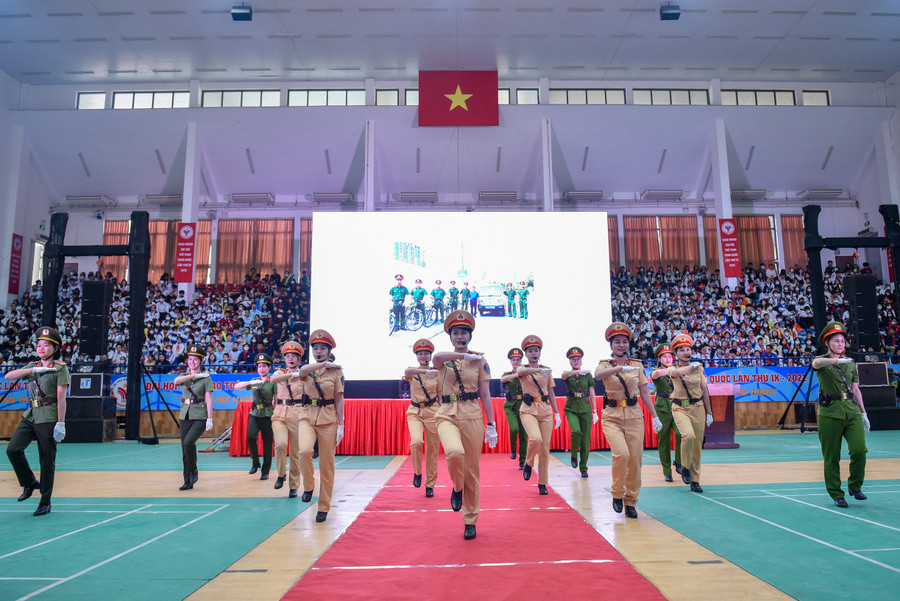 Màn biểu diễn chào mừng của nữ CSGT CA quận Hà Đông. Màn biểu diễn chào mừng của nữ CSGT CA quận Hà Đông.