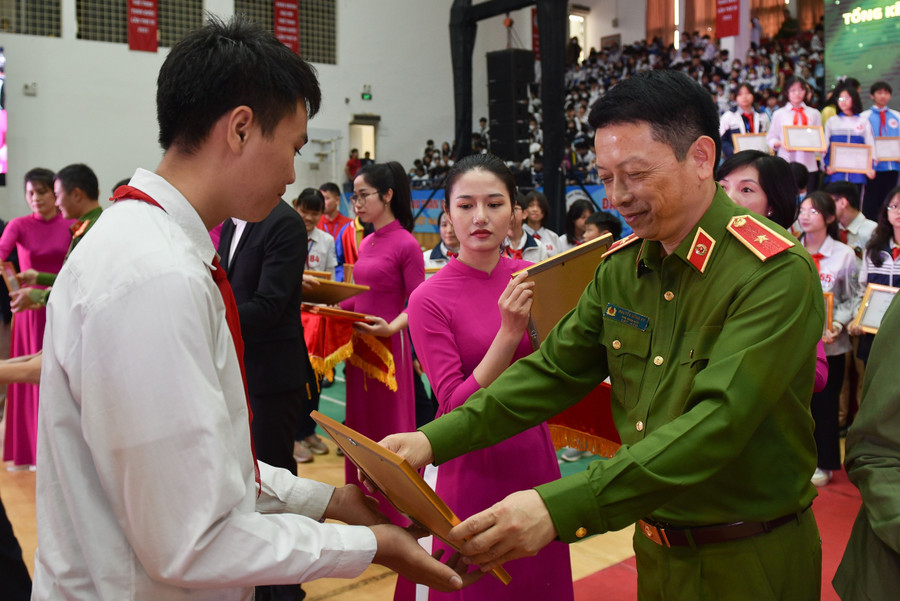 Ngoài ra, CAQ Hà Đông còn tổ chức những hoạt động mang tính đột phá như: buổi tuyên truyền dưới hình thức "Phiên tòa giả định" tại Trường THPT Hà Đông với hơn 1.000 học sinh. Ngoài ra, CAQ Hà Đông còn tổ chức những hoạt động mang tính đột phá như: buổi tuyên truyền dưới hình thức "Phiên tòa giả định" tại Trường THPT Hà Đông với hơn 1.000 học sinh.