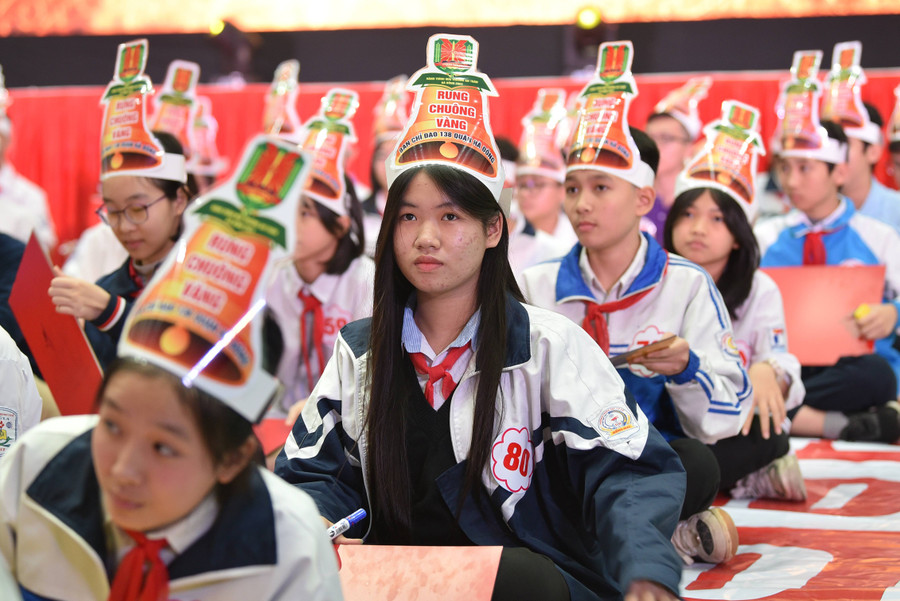 Cũng trong khuôn khổ chương trình, 100 bạn học sinh của các trường trong địa bàn quận đã tham gia vào cuộc thi rung chuông vàng về tìm hiểu pháp luật. Cũng trong khuôn khổ chương trình, 100 bạn học sinh của các trường trong địa bàn quận đã tham gia vào cuộc thi rung chuông vàng về tìm hiểu pháp luật.