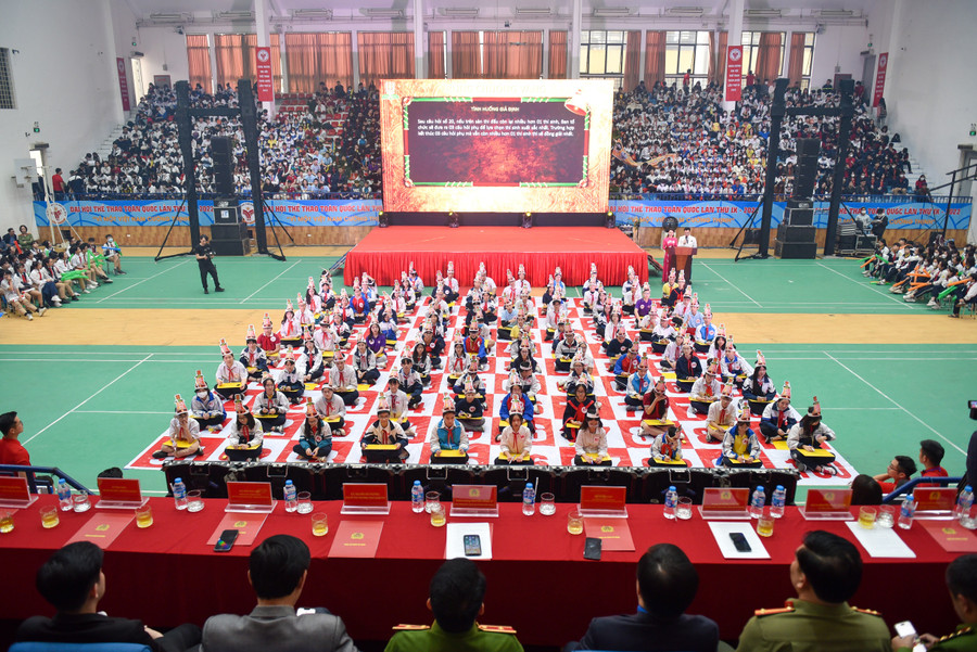 Cũng trong khuôn khổ chương trình, 100 bạn học sinh của các trường trong địa bàn quận đã tham gia vào cuộc thi rung chuông vàng về tìm hiểu pháp luật. Cũng trong khuôn khổ chương trình, 100 bạn học sinh của các trường trong địa bàn quận đã tham gia vào cuộc thi rung chuông vàng về tìm hiểu pháp luật.