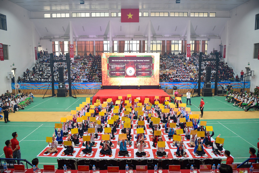 Cũng trong khuôn khổ chương trình, 100 bạn học sinh của các trường trong địa bàn quận đã tham gia vào cuộc thi rung chuông vàng về tìm hiểu pháp luật. Cũng trong khuôn khổ chương trình, 100 bạn học sinh của các trường trong địa bàn quận đã tham gia vào cuộc thi rung chuông vàng về tìm hiểu pháp luật.