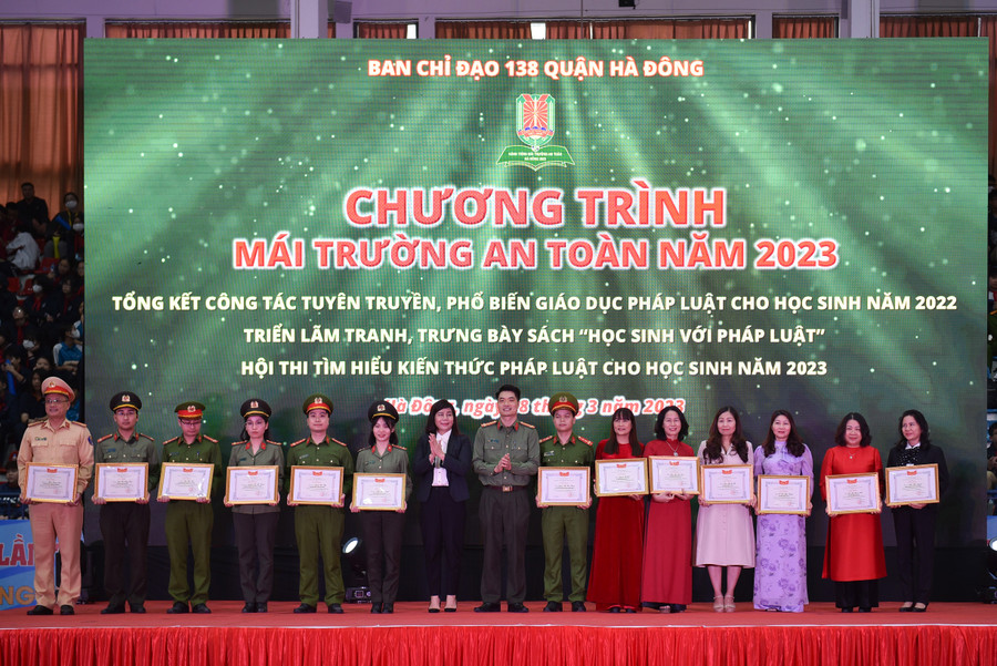 Trong đó nổi bật là tổ chức buổi tuyên truyền dưới hình thức "Phiên tòa giả định" tại Trường THPT Hà Đông với hơn 1000 học sinh. Trong đó nổi bật là tổ chức buổi tuyên truyền dưới hình thức "Phiên tòa giả định" tại Trường THPT Hà Đông với hơn 1000 học sinh.