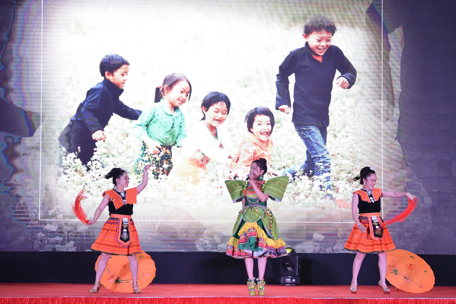 Không chỉ thu hút được các bạn học sinh bởi những câu hỏi tìm hiểu về pháp luật, mà trong cuộc thi còn có những tình huống do những người được các bạn trẻ nhất là các bạn học sinh rất yêu thích đưa ra. Không chỉ thu hút được các bạn học sinh bởi những câu hỏi tìm hiểu về pháp luật, mà trong cuộc thi còn có những tình huống do những người được các bạn trẻ nhất là các bạn học sinh rất yêu thích đưa ra.