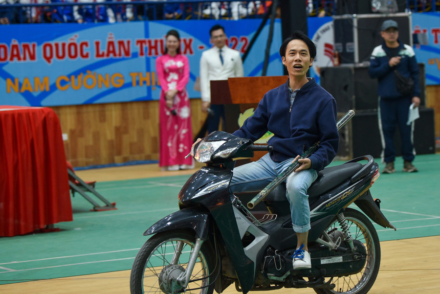 Không chỉ thu hút được các bạn học sinh bởi những câu hỏi tìm hiểu về pháp luật, mà trong cuộc thi còn có những tình huống do những người được các bạn trẻ nhất là các bạn học sinh rất yêu thích đưa ra. Không chỉ thu hút được các bạn học sinh bởi những câu hỏi tìm hiểu về pháp luật, mà trong cuộc thi còn có những tình huống do những người được các bạn trẻ nhất là các bạn học sinh rất yêu thích đưa ra.