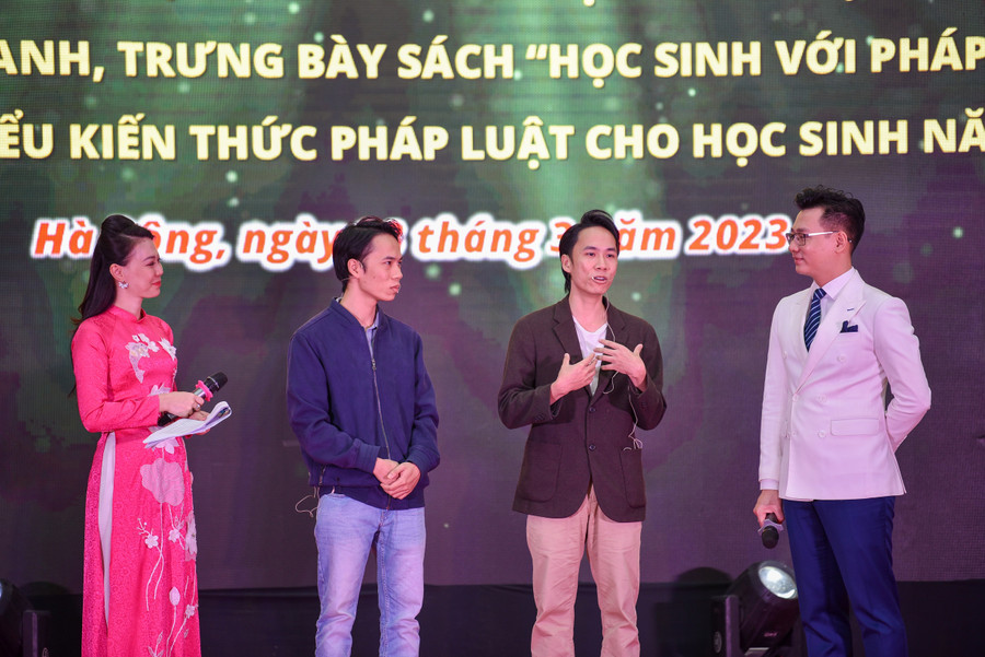 Không chỉ thu hút được các bạn học sinh bởi những câu hỏi tìm hiểu về pháp luật, mà trong cuộc thi còn có những tình huống do những người được các bạn trẻ nhất là các bạn học sinh rất yêu thích đưa ra. Không chỉ thu hút được các bạn học sinh bởi những câu hỏi tìm hiểu về pháp luật, mà trong cuộc thi còn có những tình huống do những người được các bạn trẻ nhất là các bạn học sinh rất yêu thích đưa ra.