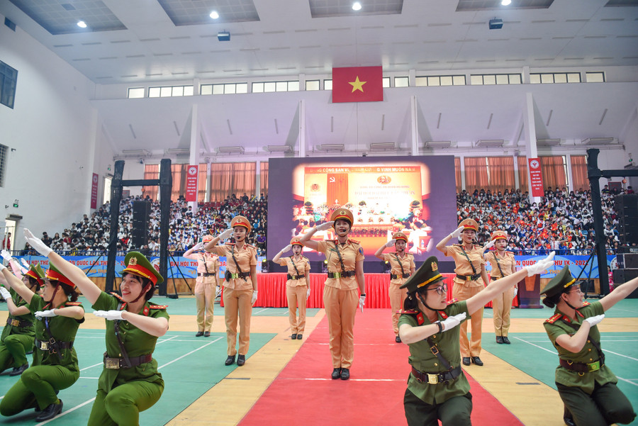 Màn biểu diễn chào mừng của nữ CSGT CA quận Hà Đông. Màn biểu diễn chào mừng của nữ CSGT CA quận Hà Đông.