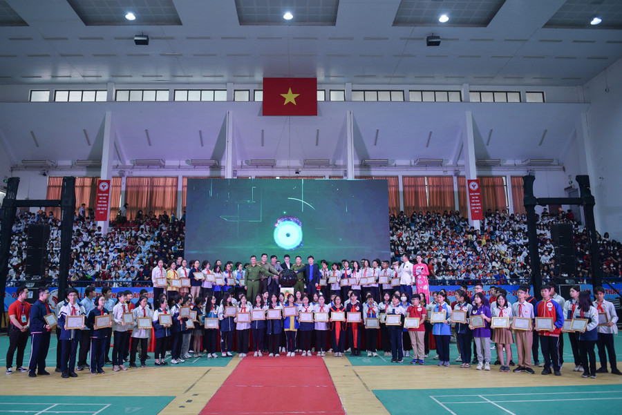 “Con số đó định lượng khối công việc không nhỏ. Không chỉ thế, cách làm này còn thực sự mang lại hiệu quả, thay đổi cả về “chất” về công tác phổ biến pháp luật, ngăn chặn tệ nạn xã hội”, Đại tá Nguyễn Ngọc Quyền khẳng định. “Con số đó định lượng khối công việc không nhỏ. Không chỉ thế, cách làm này còn thực sự mang lại hiệu quả, thay đổi cả về “chất” về công tác phổ biến pháp luật, ngăn chặn tệ nạn xã hội”, Đại tá Nguyễn Ngọc Quyền khẳng định.