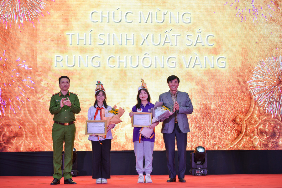 2 thí sinh xuất sắc trụ được đến những câu hỏi cuối cùng của cuộc thi. 2 thí sinh xuất sắc trụ được đến những câu hỏi cuối cùng của cuộc thi.