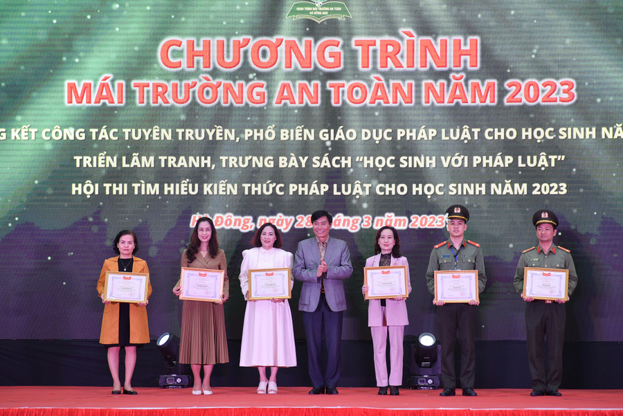 Công an quận Hà Đông phối hợp với Phòng Giáo dục và đạo tạo quận tổ hành lang an toàn tuyên truyền pháp luật cho gần 46.000 lượt cán bộ, giáo việc, học sinh của 36 trường trên địa bàn. Công an quận Hà Đông phối hợp với Phòng Giáo dục và đạo tạo quận tổ hành lang an toàn tuyên truyền pháp luật cho gần 46.000 lượt cán bộ, giáo việc, học sinh của 36 trường trên địa bàn.