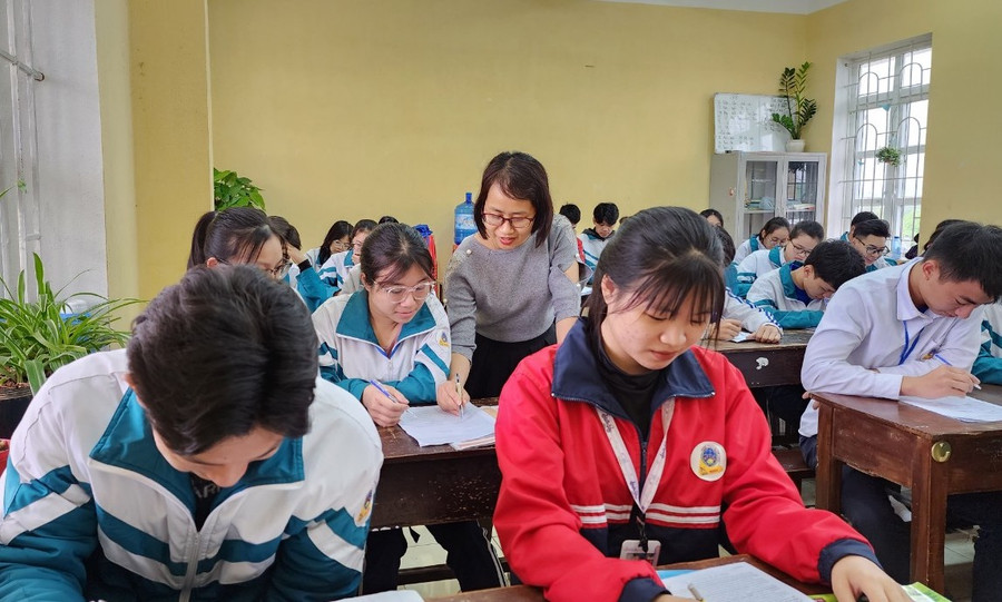 Cô Ngô Thị Thu Nhàn hướng dẫn học sinh lớp 12A7 ôn tập môn Tiếng Anh Cô Ngô Thị Thu Nhàn hướng dẫn học sinh lớp 12A7 ôn tập môn Tiếng Anh