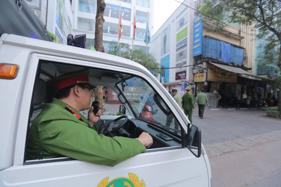 Ngay sau lễ phát động, UBND cùng với lực lượng công an 18 phường triển khai xử lý chiếm dụng vỉa hè, lòng đường.