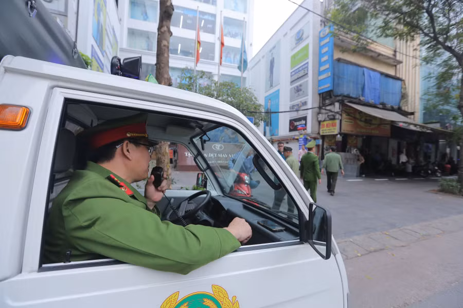 Ngay sau lễ phát động, UBND cùng với lực lượng công an 18 phường triển khai xử lý chiếm dụng vỉa hè, lòng đường.