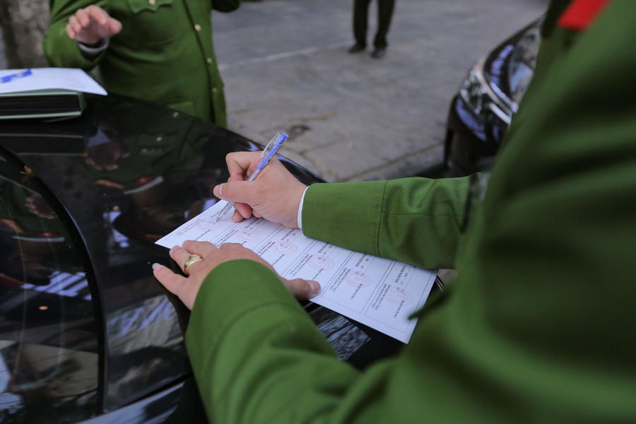 Các trường hợp sử dụng trái phép hè phố, lòng đường đều bị xử phạt theo đúng quy định.