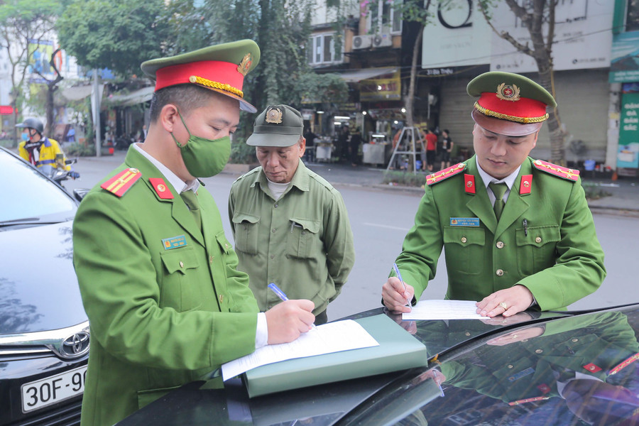 Các trường hợp sử dụng trái phép hè phố, lòng đường đều bị xử phạt theo đúng quy định.
