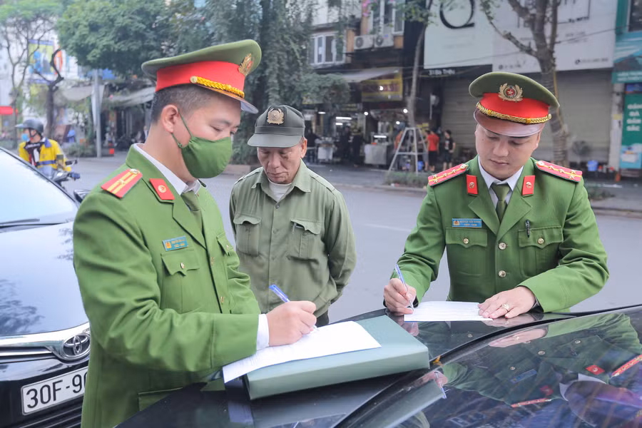 Các trường hợp sử dụng trái phép hè phố, lòng đường đều bị xử phạt theo đúng quy định.