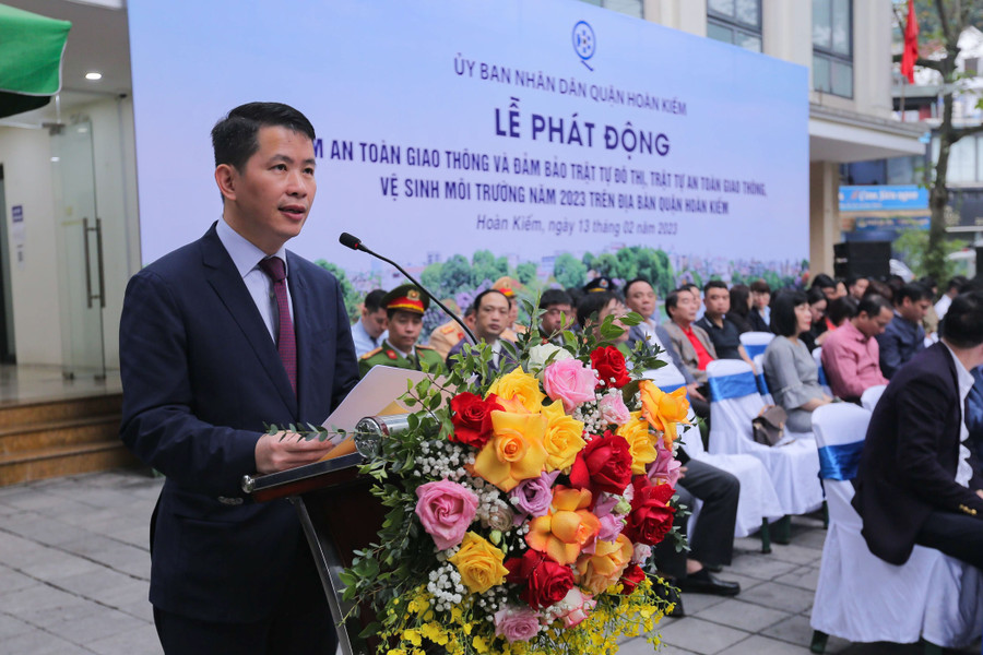 Ông Phạm Tuấn Long - Chủ tịch UBND quận Hoàn Kiếm cho biết quận quyết tâm thực hiện các giải pháp nhằm tạo sự chuyển biến mạnh, bền vững về trật tự đô thị, trật tự an toàn giao thông, vệ sinh môi trường. &apos;Xử lý nghiêm các trường hợp kinh doanh lấn chiếm hè phố, vi phạm giao thông tĩnh...; tăng cường đảm bảo trật tự an toàn giao thông đường sắt; giải quyết triệt để các điểm, tụ điểm phức tạp&apos;, ông Long cho biết.