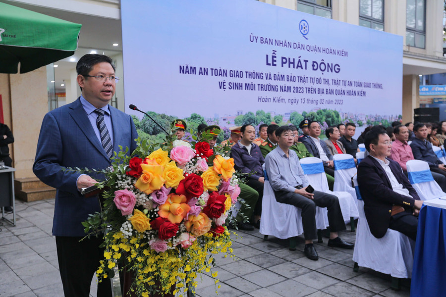 Phát biểu tại Lễ phát động, ông Nguyễn Anh Quân - Phó Chủ tịch Thường trực UBND quận Hoàn Kiếm cho biết sẽ kiên quyết xử lý nghiêm minh đúng pháp luật đối với các hành vi vi phạm trật tự đô thị, trật tự an toàn giao thông, vệ sinh môi trường.