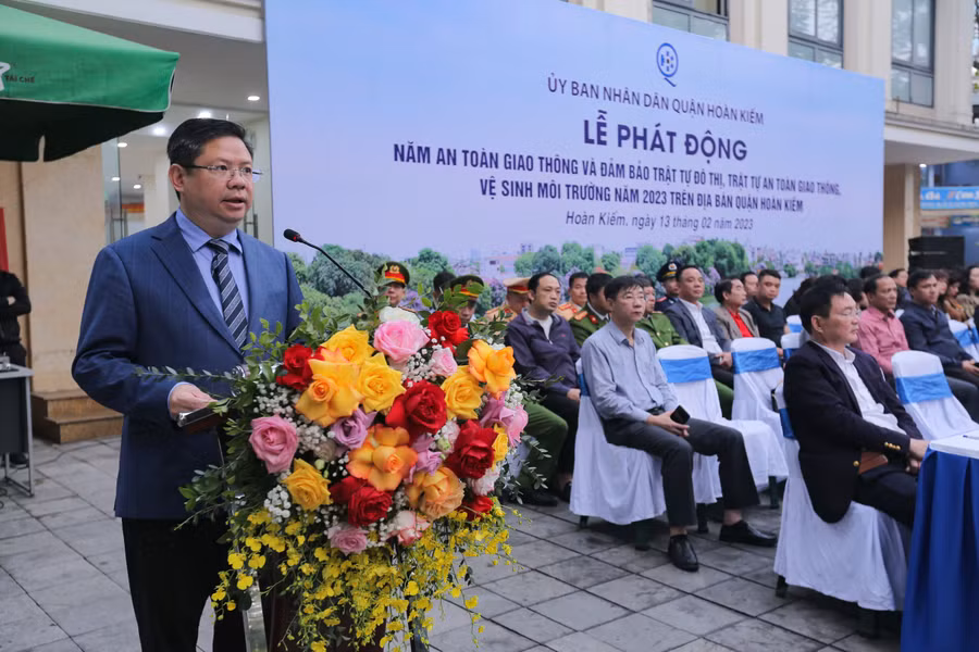 Phát biểu tại Lễ phát động, ông Nguyễn Anh Quân - Phó Chủ tịch Thường trực UBND quận Hoàn Kiếm cho biết sẽ kiên quyết xử lý nghiêm minh đúng pháp luật đối với các hành vi vi phạm trật tự đô thị, trật tự an toàn giao thông, vệ sinh môi trường.