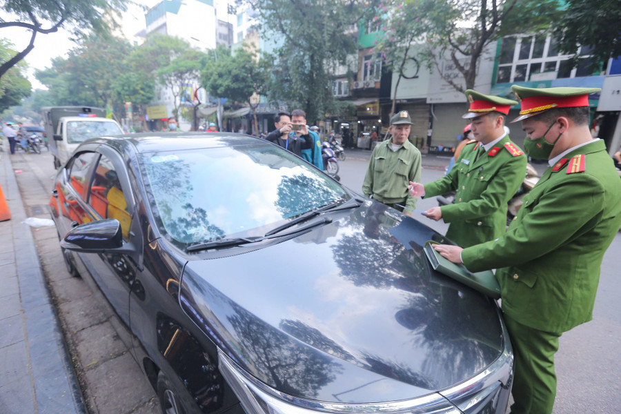 Thực hiện đúng chỉ đạo, trong ngày 13/2, lực lượng công an phường Hàng Bài đã ra quân xử lý nghiêm những trường hợp dừng đỗ xe tại lòng đường, vỉa hè.