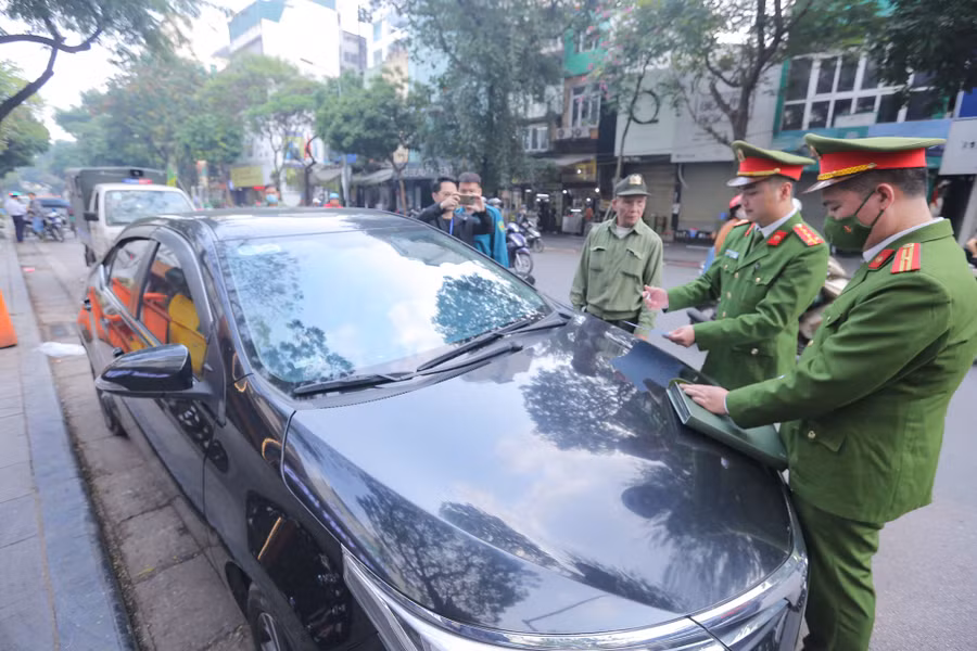 Thực hiện đúng chỉ đạo, trong ngày 13/2, lực lượng công an phường Hàng Bài đã ra quân xử lý nghiêm những trường hợp dừng đỗ xe tại lòng đường, vỉa hè.