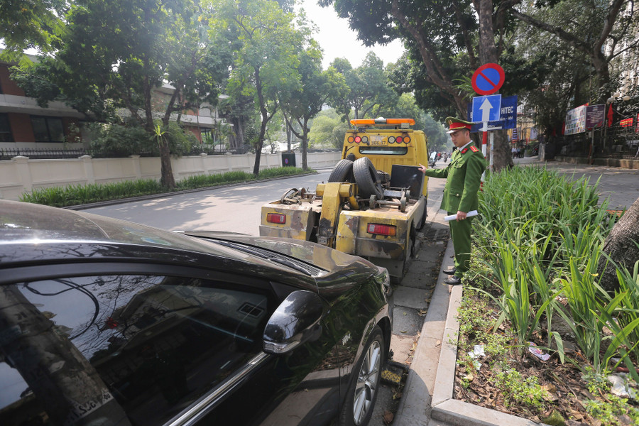 Các trường hợp sử dụng trái phép hè phố, lòng đường đều bị xử phạt theo đúng quy định.