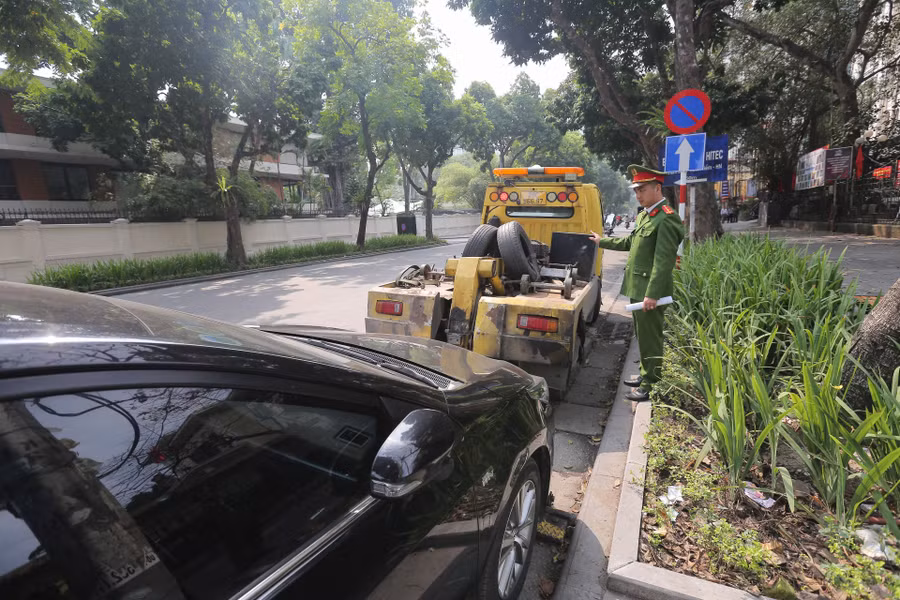 Các trường hợp sử dụng trái phép hè phố, lòng đường đều bị xử phạt theo đúng quy định.