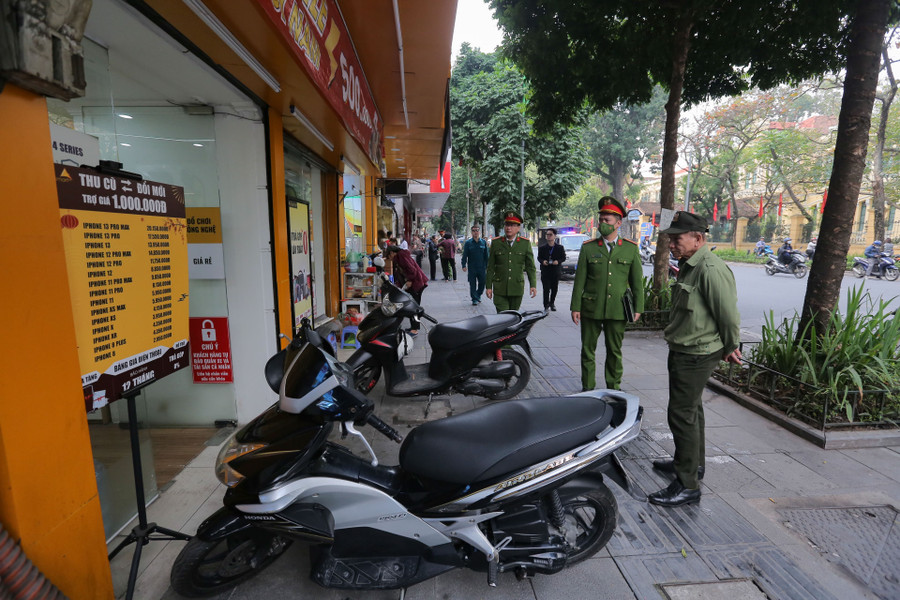 Ngoài buôn bán hàng hóa lấn chiếm vỉa hè, tình trạng để xe không đúng nơi quy định cũng diễn ra phổ biến trên các tuyến phố.