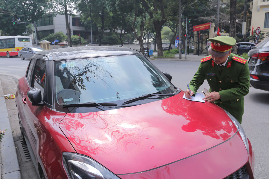 Trong ngày đầu ra quân, hàng chục xe ôtô đỗ sai quy định đã bị Công an phường Hàng Bài xử phạt. Ngoài ra lực lượng chức năng cũng phát hiện một số bãi xe tự phát trên địa bàn.