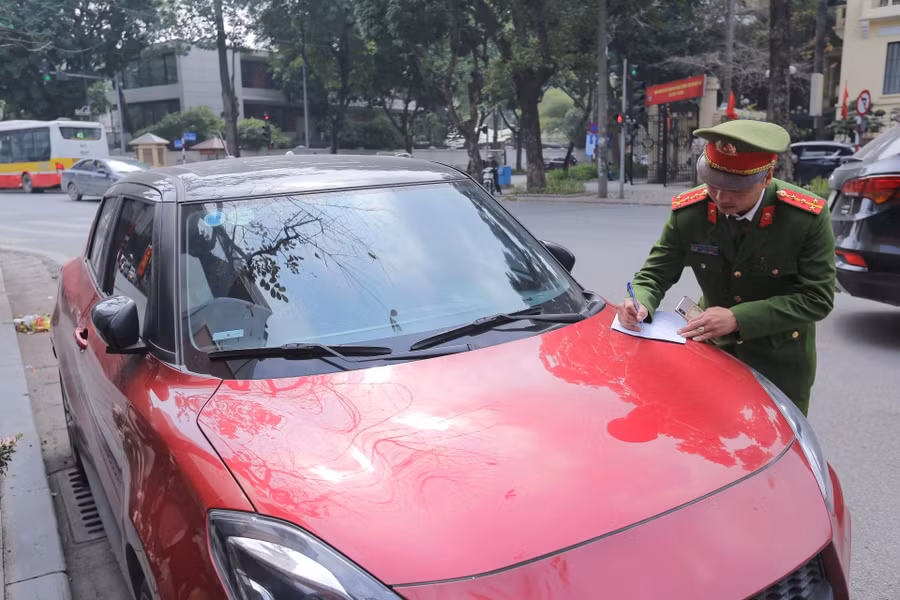 Trong ngày đầu ra quân, hàng chục xe ôtô đỗ sai quy định đã bị Công an phường Hàng Bài xử phạt. Ngoài ra lực lượng chức năng cũng phát hiện một số bãi xe tự phát trên địa bàn.