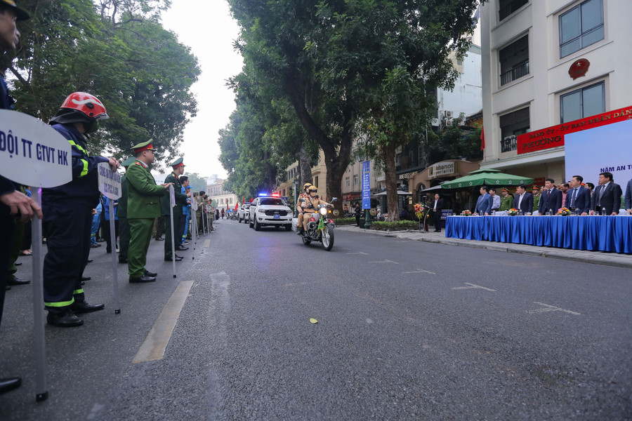 Lễ phát động &apos;Năm an toàn giao thông và đảm bảo trật tự đô thị, trật tự giao thông, vệ sinh môi trường năm 2023 trên địa bàn quận Hoàn Kiếm&apos;.