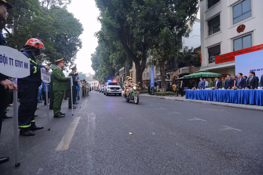 Lễ phát động 'Năm an toàn giao thông và đảm bảo trật tự đô thị, trật tự giao thông, vệ sinh môi trường năm 2023 trên địa bàn quận Hoàn Kiếm'.