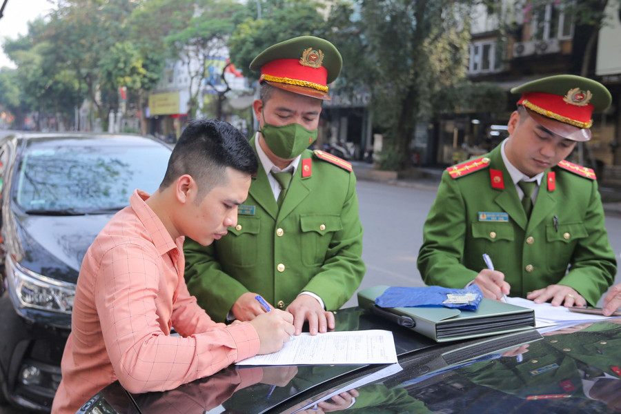 Các trường hợp sử dụng trái phép hè phố, lòng đường đều bị xử phạt theo đúng quy định.